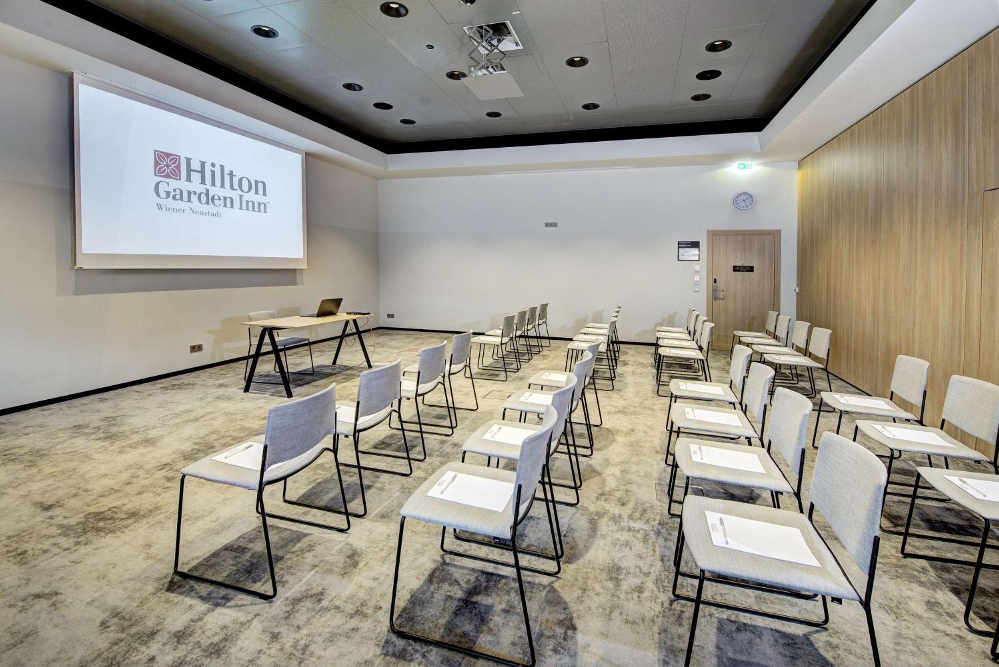Hilton Garden Inn Wiener Neustadt Bagian luar foto